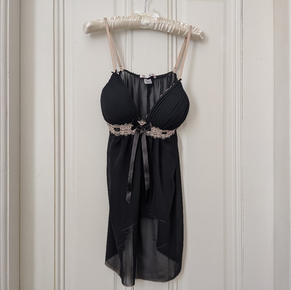 Black negligee with lined cups